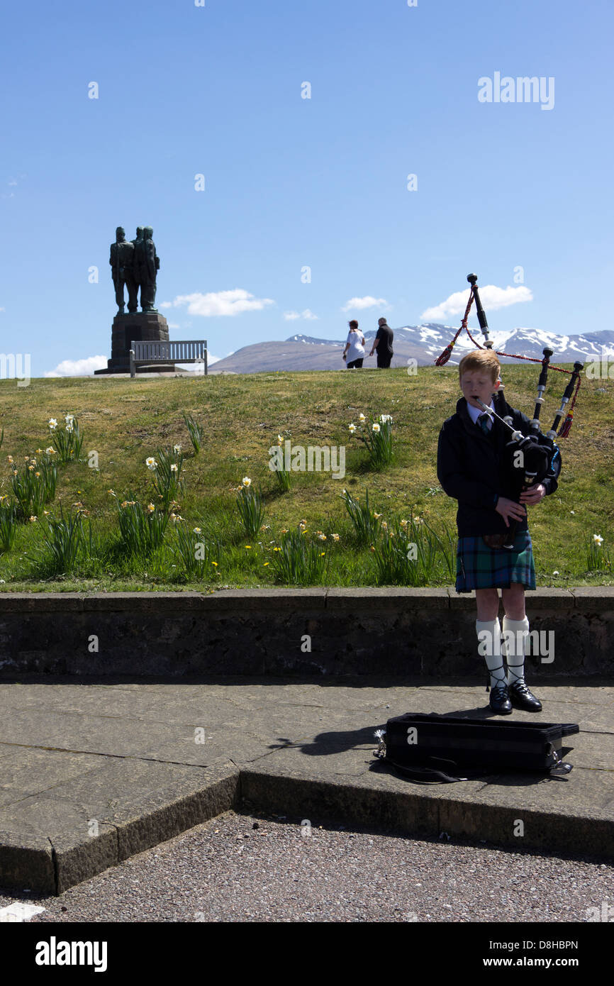 Eine junge Piper Straßenmusik im The Commando Memorial Spean Bridge in der Nähe von Fort William Scotland UK Stockfoto