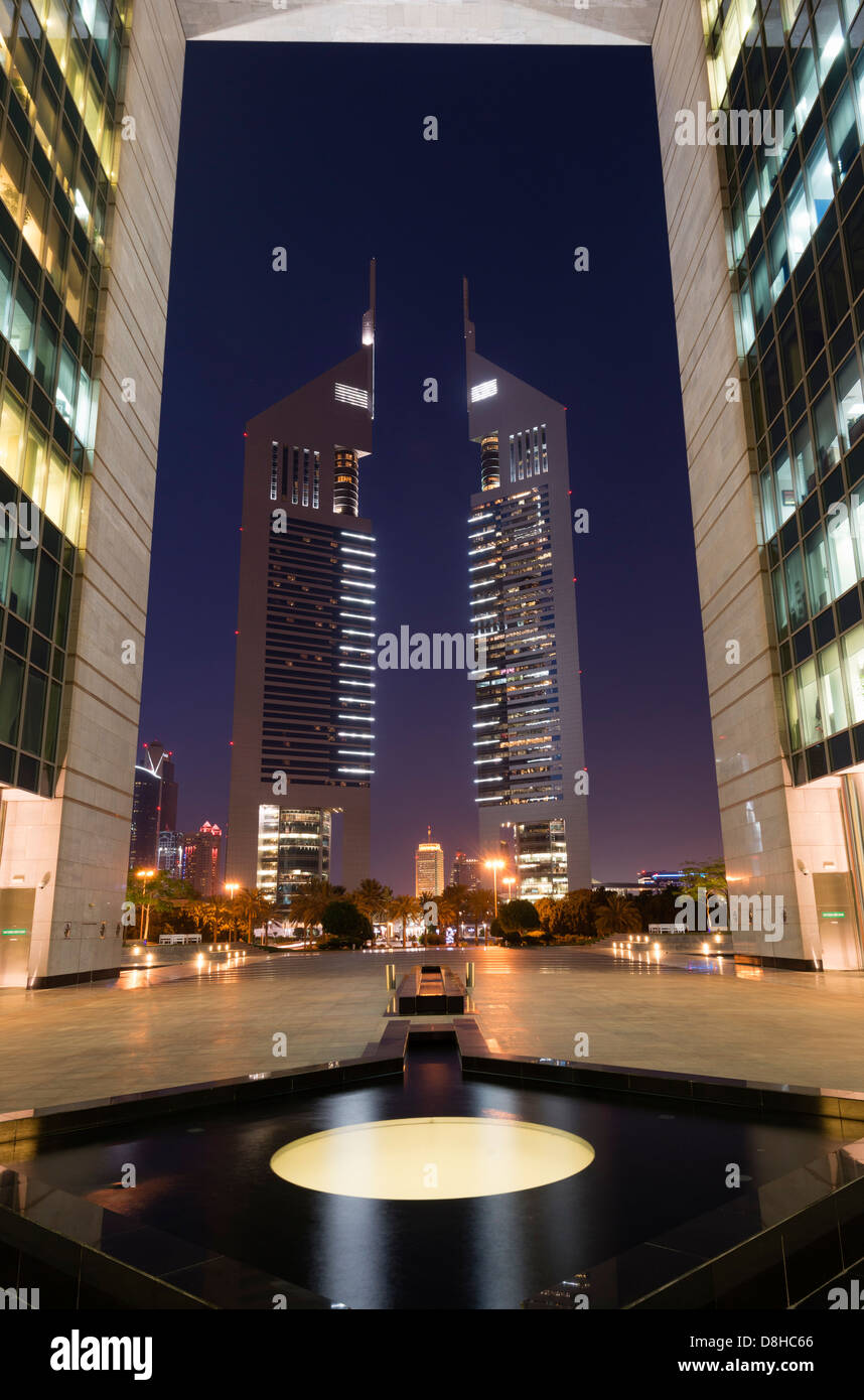 Nachtansicht des Emirates towers von The Gate im DIFC oder Dubai International Financial Centre in Dubai Stockfoto