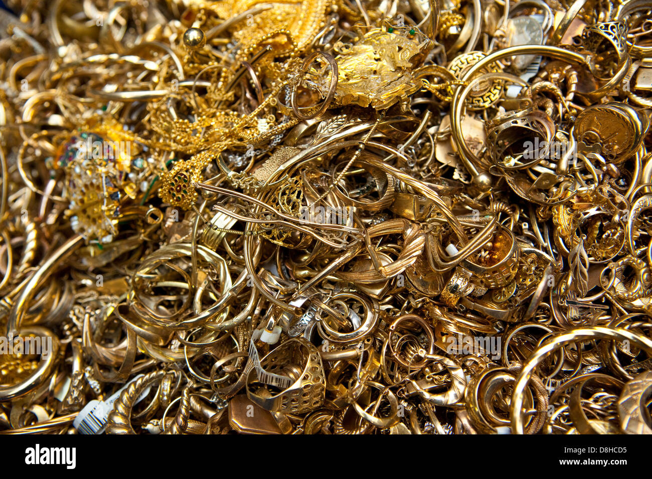 Recycling von Altgold um einen geschmolzenen Goldbarren in London Assay Office in Gutter Lane Bildnachweis zu machen: David Levenson Stockfoto