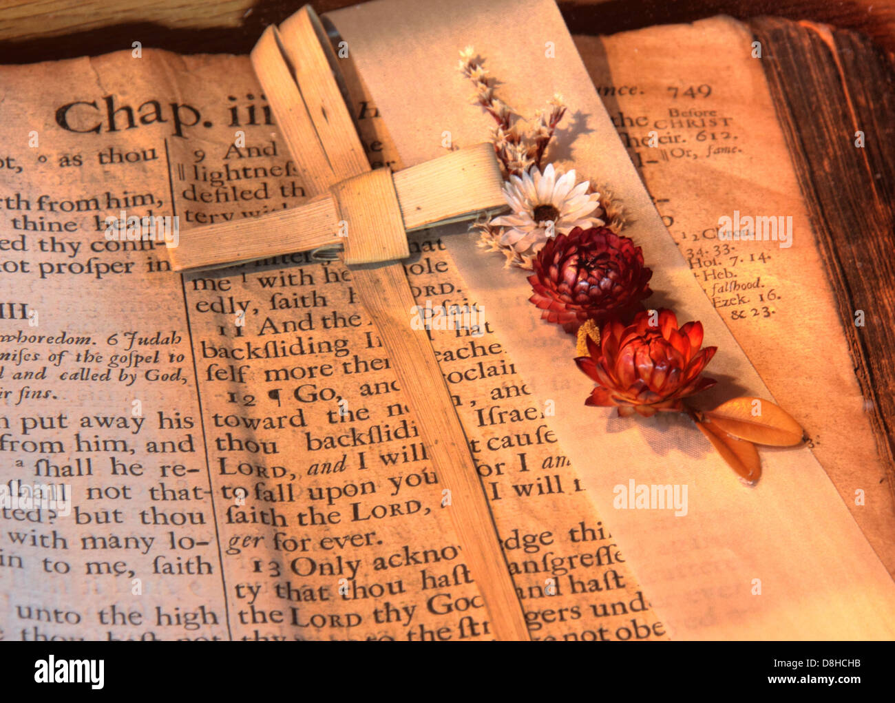 Eine sehr alte und wahre Bibel von St. Michaels, Middlewich, Cheshire England. Beachten Sie das es ist im Stil der 'f' gerendert. Stockfoto