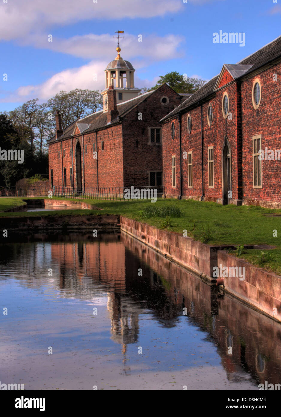 Historisches Dunham Massey, Reflexion im Mill Pond NT Hirschpark, in der Nähe von Altrincham, Cheshire, England, Großbritannien Stockfoto