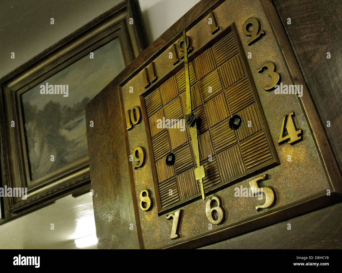 Alte Art-Deco-Stil Uhr mit Zeigern in braun, England, UK Stockfoto