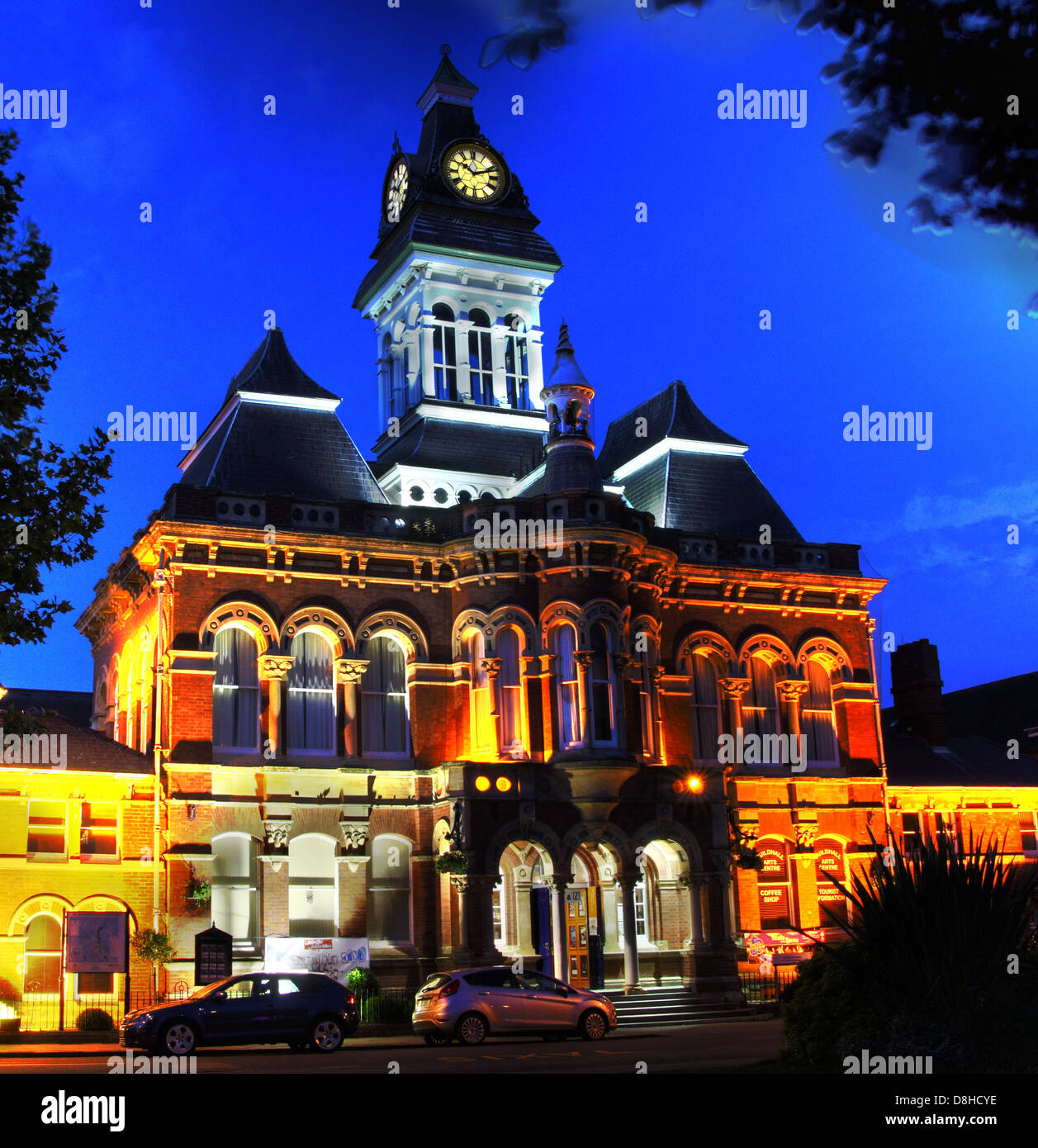 Grantham historischen Guildhall, Gefängnis und vierseitige Uhr in der Abenddämmerung, St Peter Hill, Grantham NG31 6PZ Stockfoto