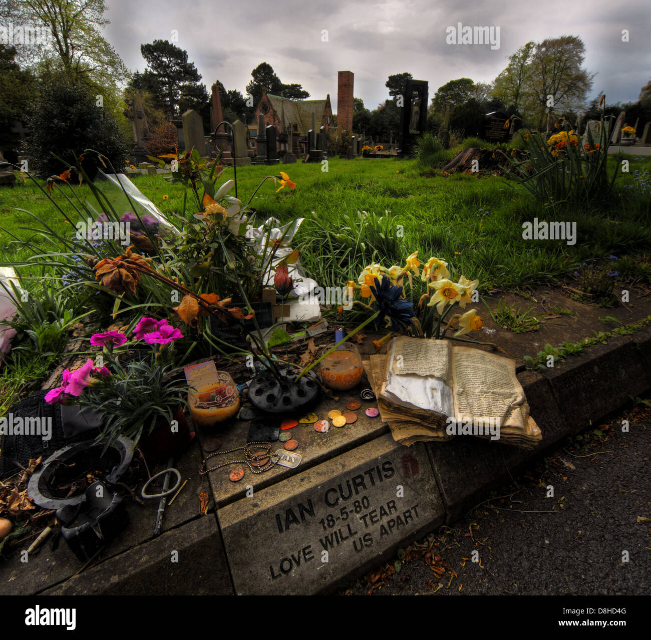 Der Grabstein in Macclesfield Friedhof von Ian Curtis, Sänger der Rockband Manchester Joy Division starb 18.05.80 - Inschrift Stockfoto