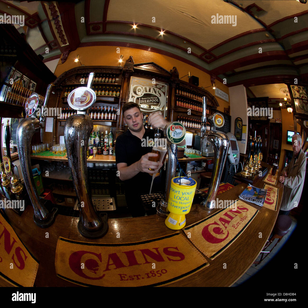 Fisheye Aufnahme von Cains Brauerei Tippen Sie auf Liverpool, ziehen einen Pint englischen ale Stockfoto