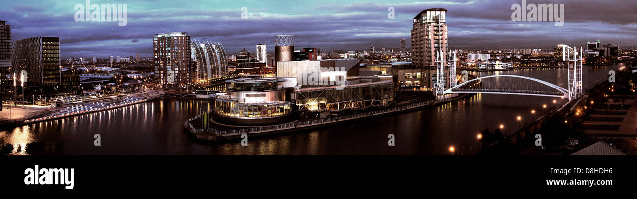 Salford Quays Medienstadt UK bei Abenddämmerung Panorama, Manchester, England, UK M50 3AH Stockfoto