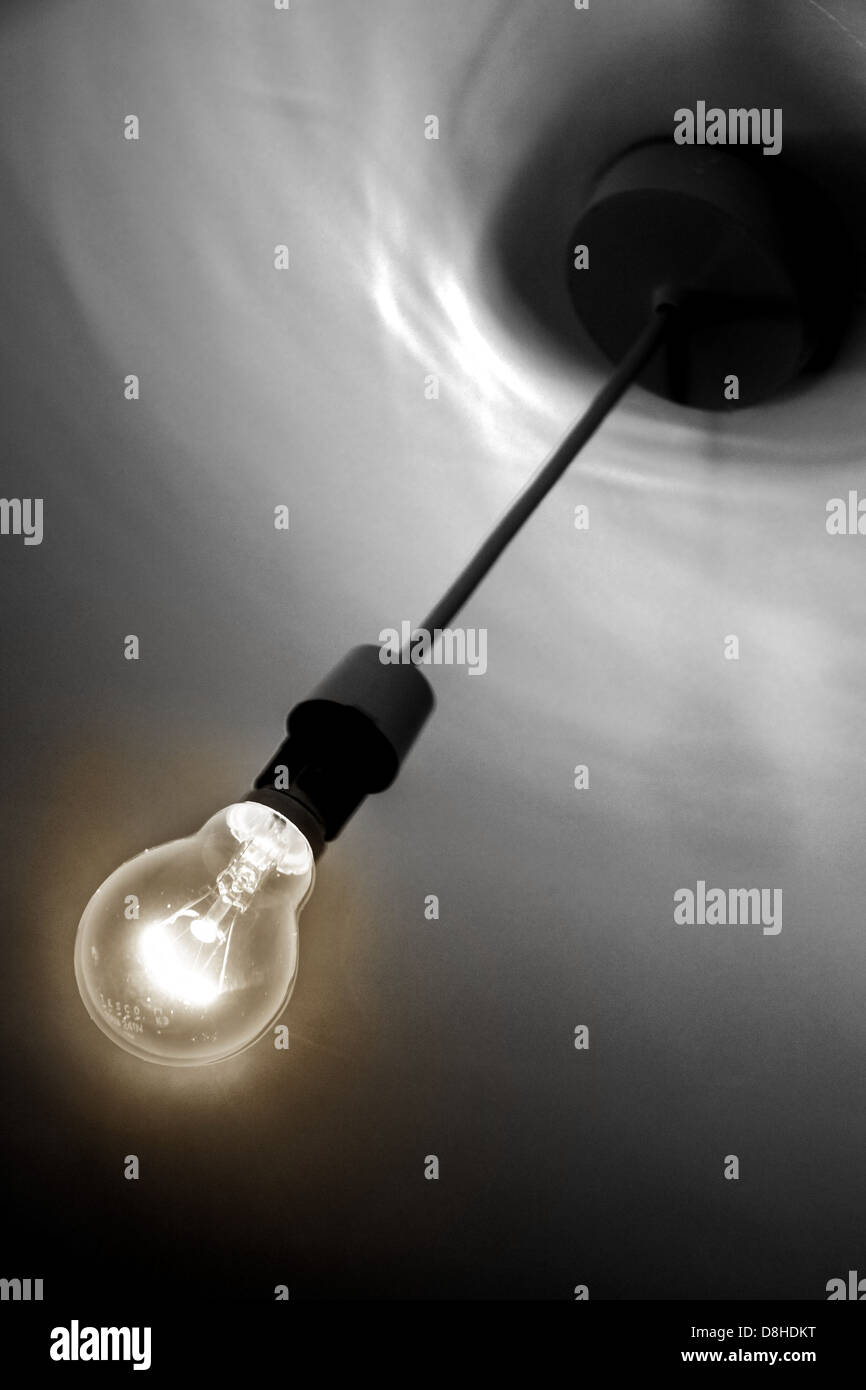 Swinging Glühbirne von einer Decke Mono mit selektive Färbung Stockfoto