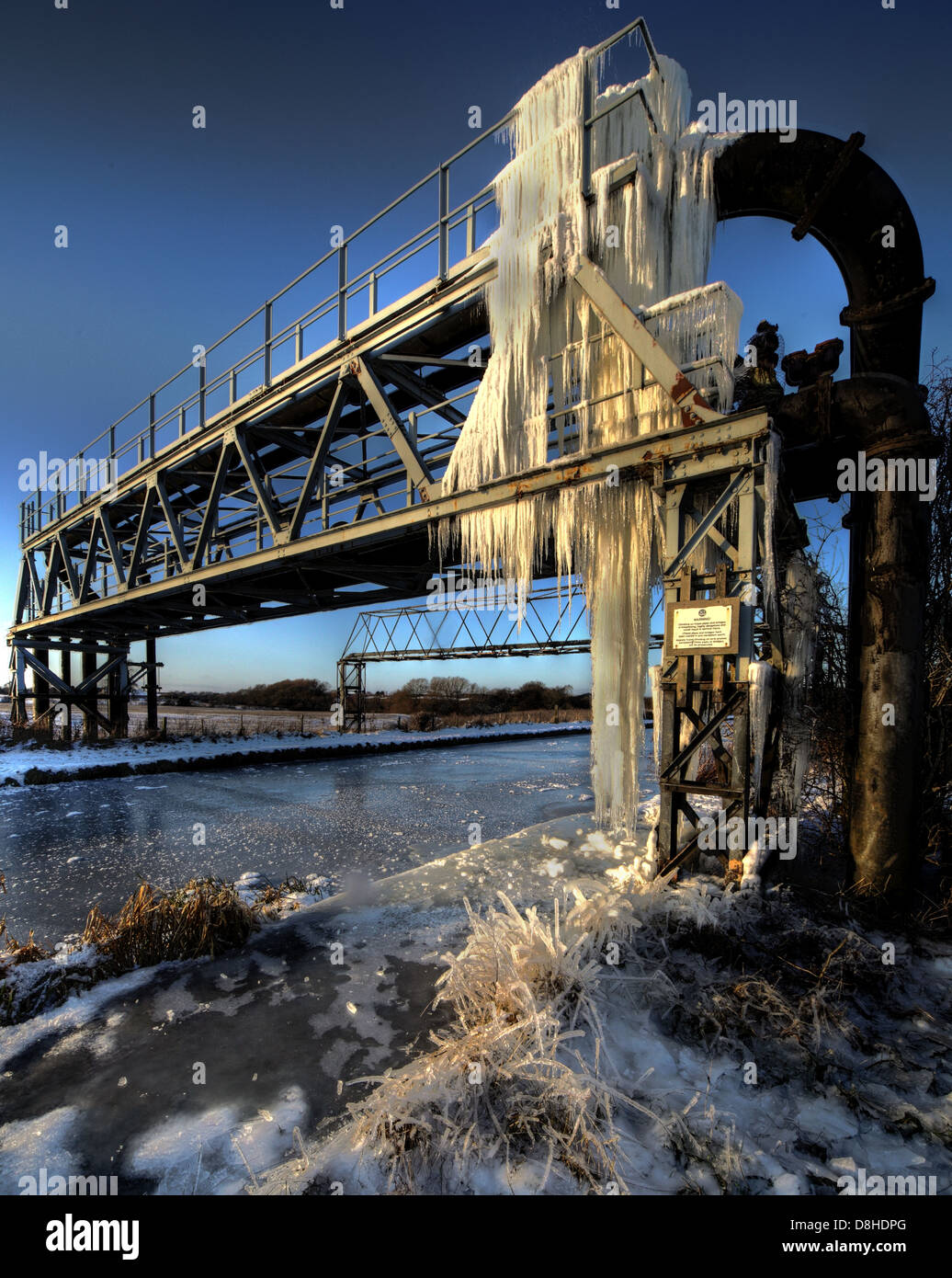 Extreme Kälte und Eiszapfen auf Rohrleitungen über Trent und Mersey Kanal, Rudheath, Northwich, Cheshire, England UK CW9 7UG Stockfoto