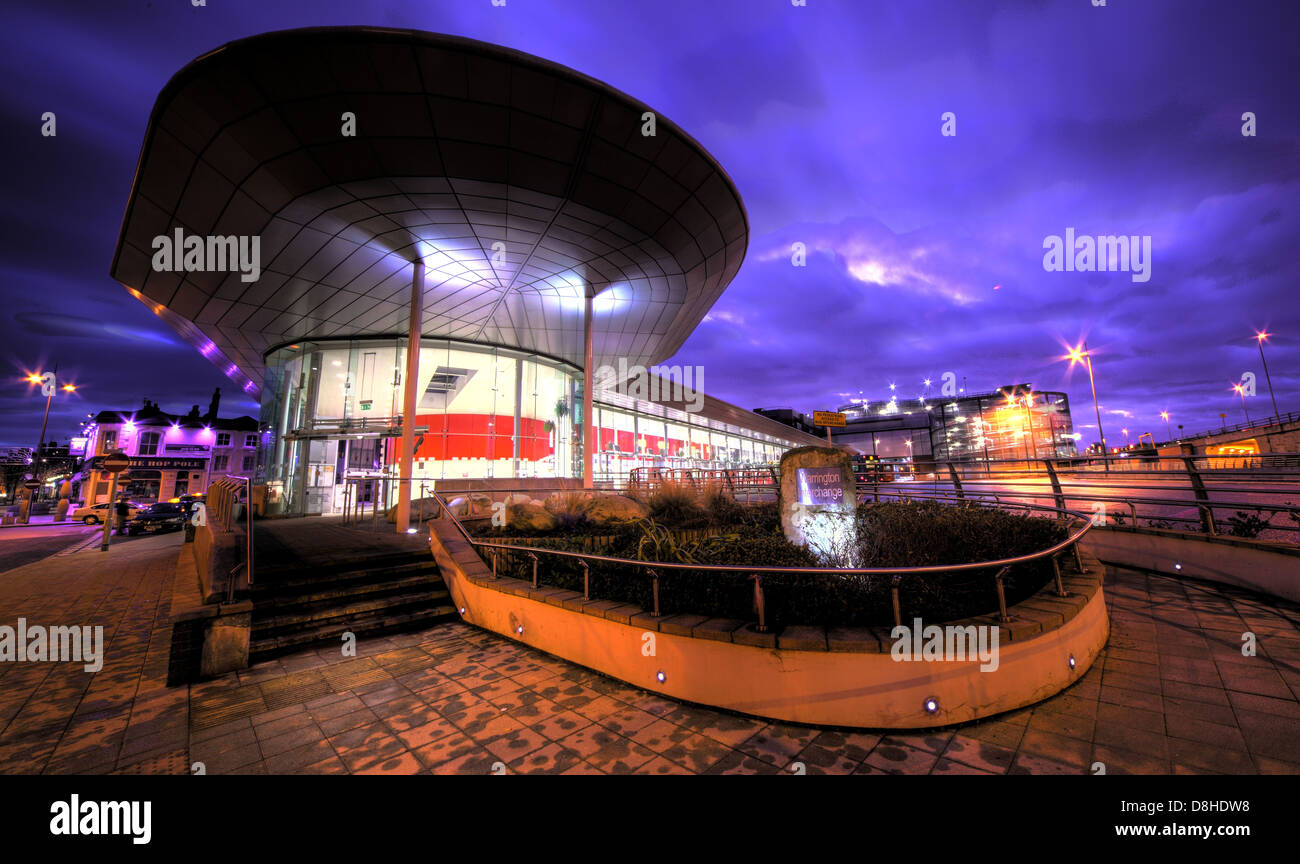 Warrington Bus Station / Golden Square in der Abenddämmerung, Cheshire, NW England UK Stockfoto