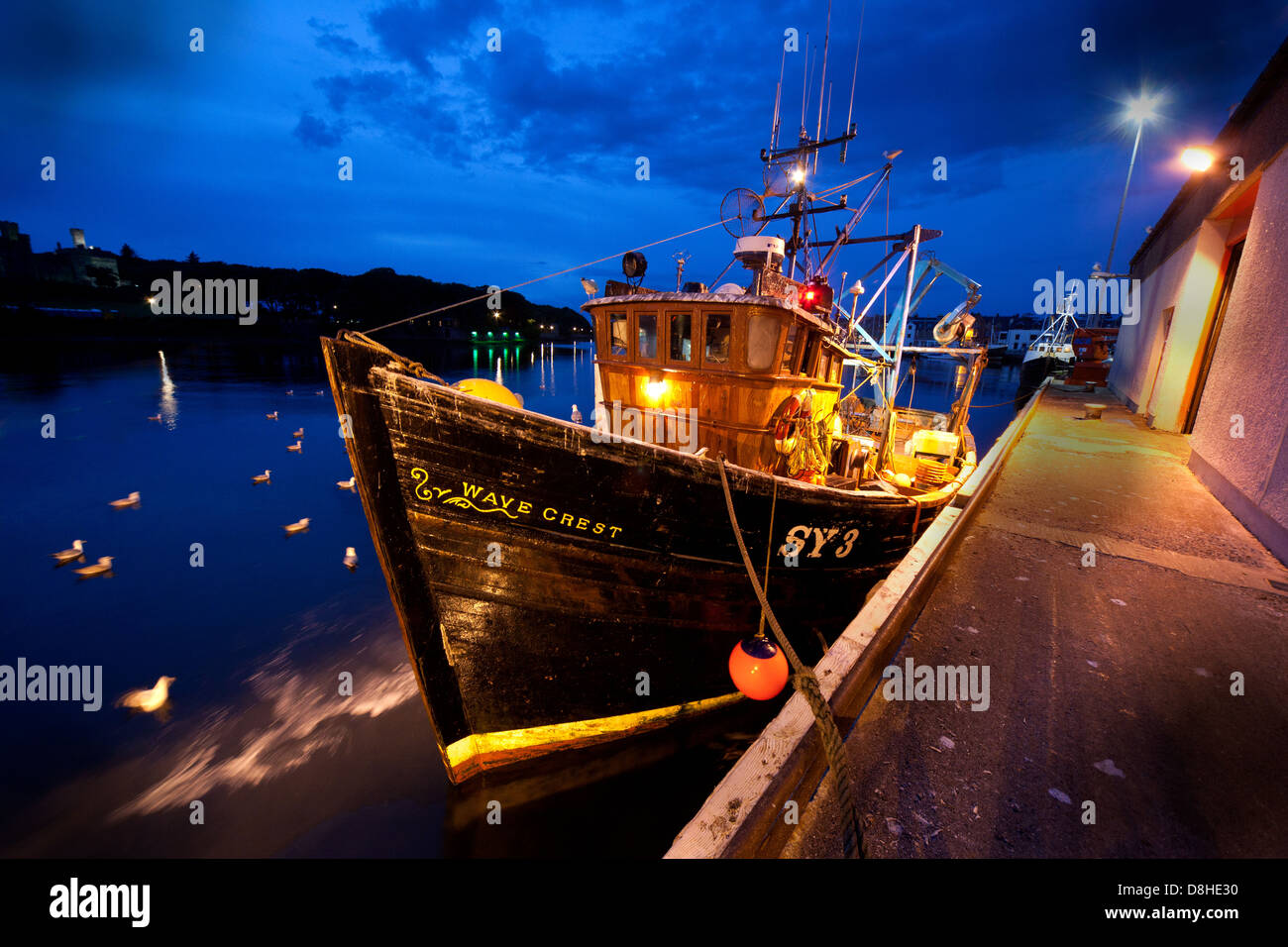 Wave Crest Trawler angedockt an Stornoway Port & Fischerhafen in der Abenddämmerung Stockfoto