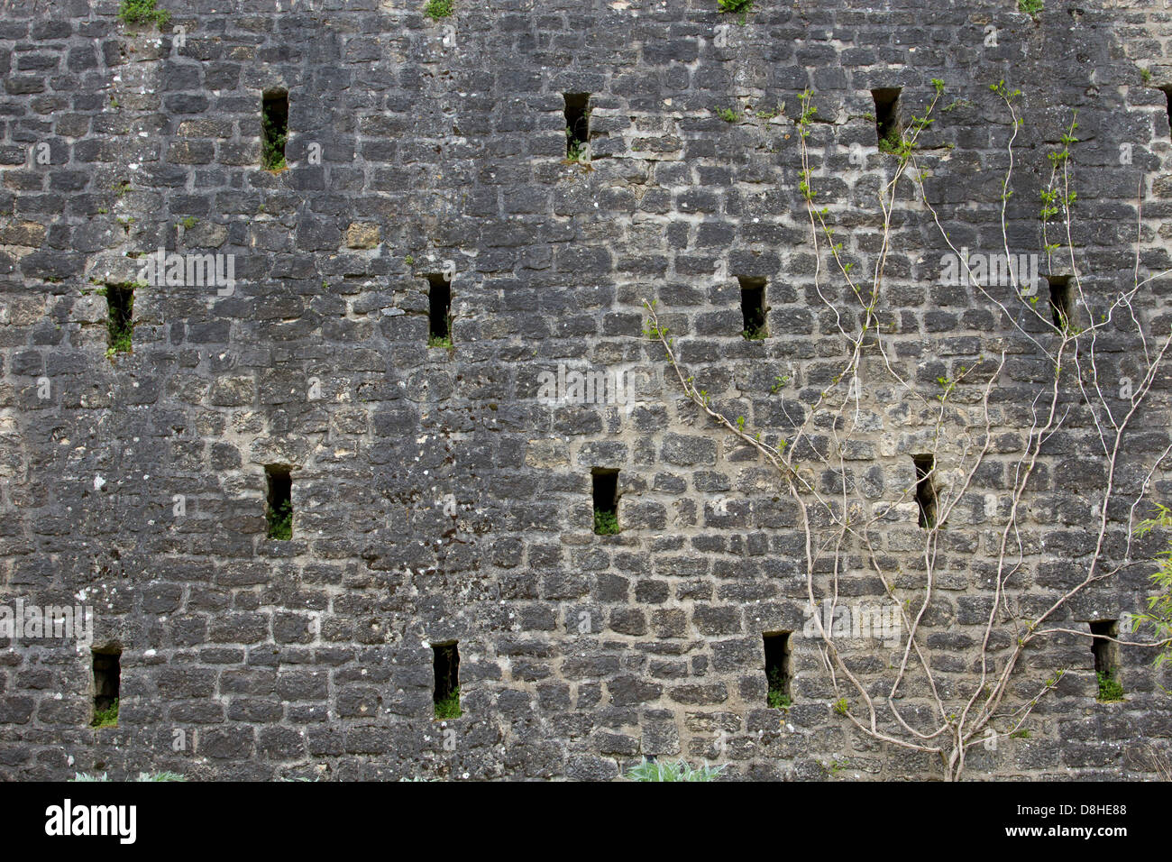 Regelmäßigen Abständen Löcher in Überresten einer Fassade zum Schutz einer mittelalterlichen Burg in Sarlat, Frankreich Stockfoto