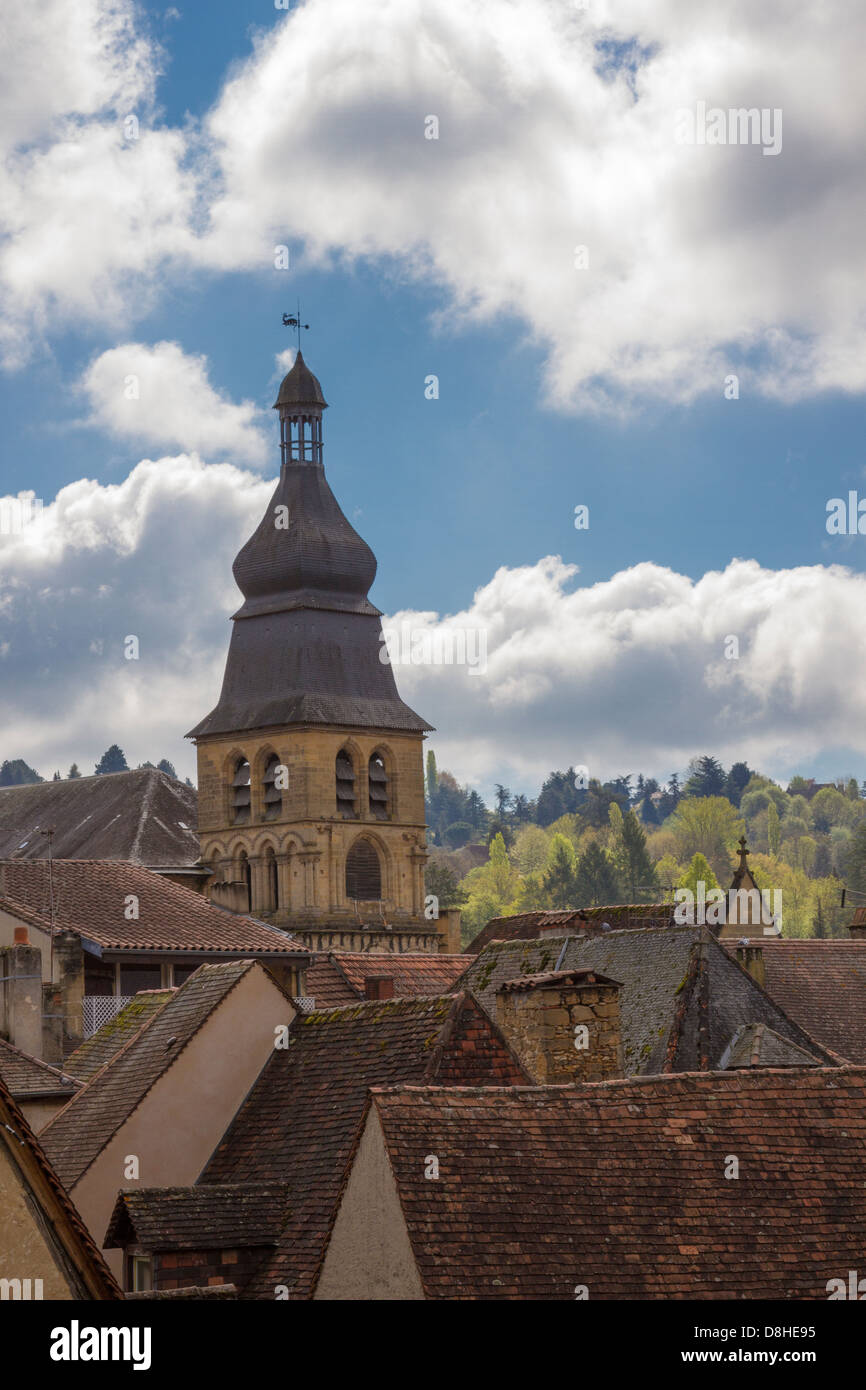 Bell Tower der Cathedrale Saint-Sacerdos erhebt sich über roten Ziegel Dächer in charmanten Sarlat, Dordogne Region Frankreichs Stockfoto