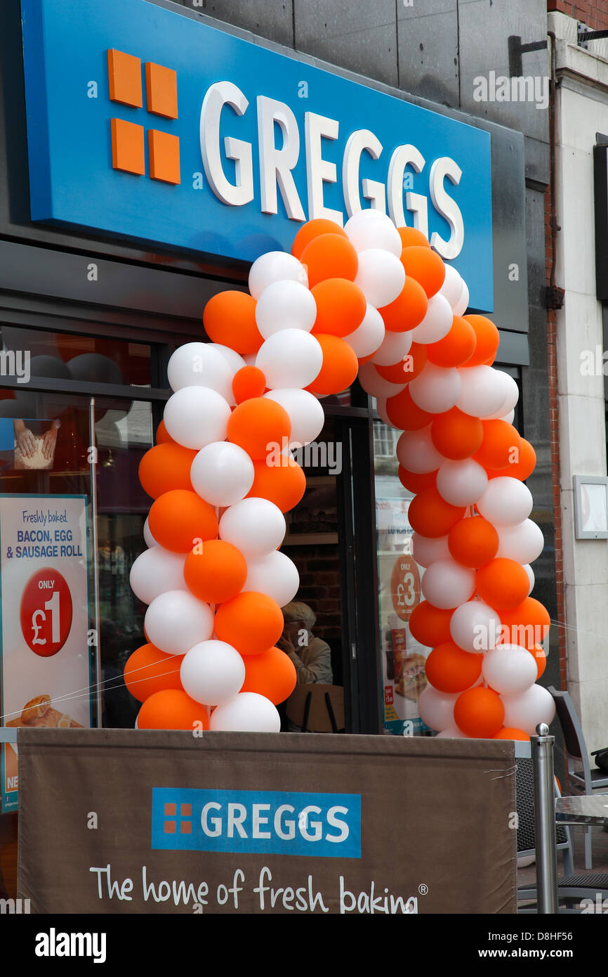 Orange-weißen Luftballons Dekoration Mahlzeiten Verkaufsstelle Stafford Staffordshire England Vereinigtes Königreich Stockfoto