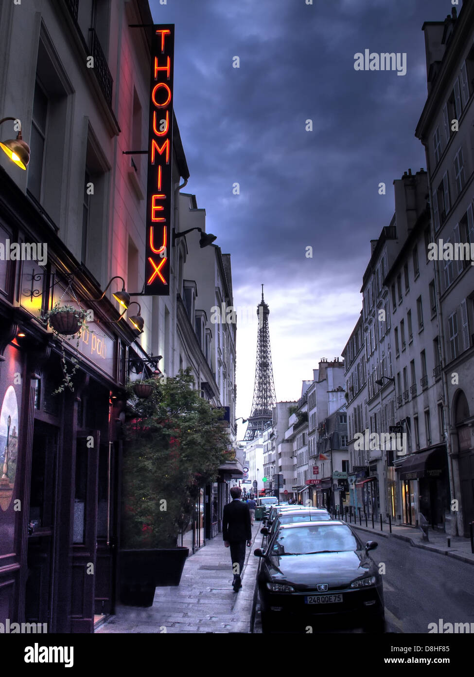 Ein einzelner franzose, läuft von der Rue Saint-Dominique 79 75007 Paris, Frankreich , dem Restaurant Thoumieux, rote Neonbeleuchtung Stockfoto