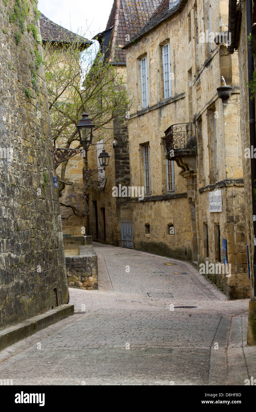 Kleinen Platz unter den mittelalterlichen Sandsteinbauten entlang gepflasterte Straße in charmanten Sarlat, Dordogne Region Frankreichs Stockfoto