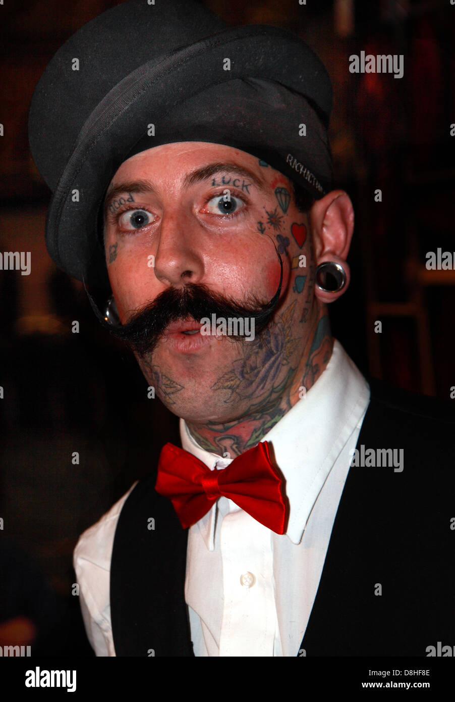Richie The Barber, konfrontiert einen tätowierten Mann auf Manchester Tattoo Convention, England, UK Stockfoto