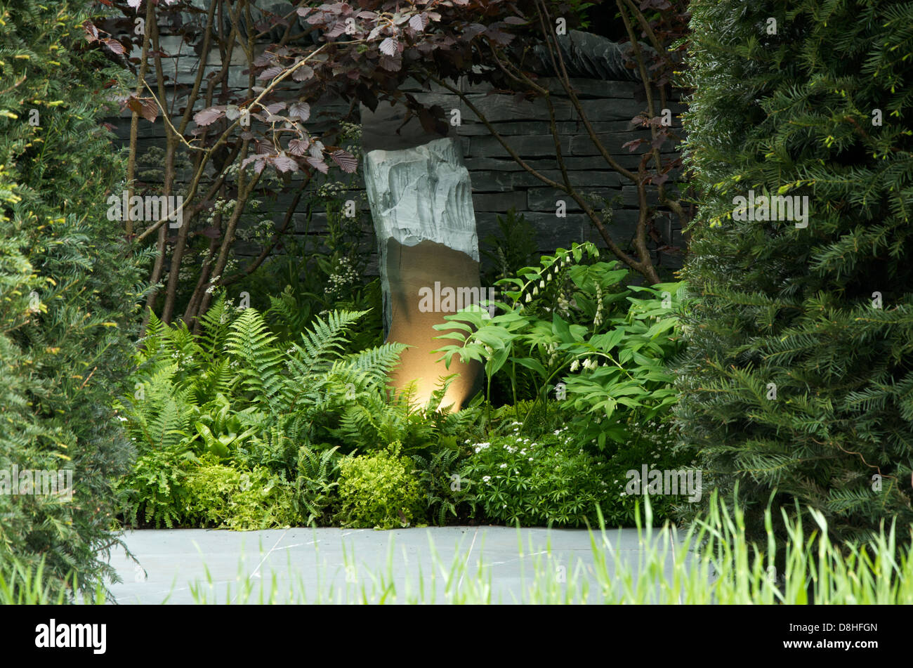 Steinskulptur in Stockton Bohren "Als Natur bestimmt" Garten am RHS Chelsea Flower Show 2013, London, UK Stockfoto
