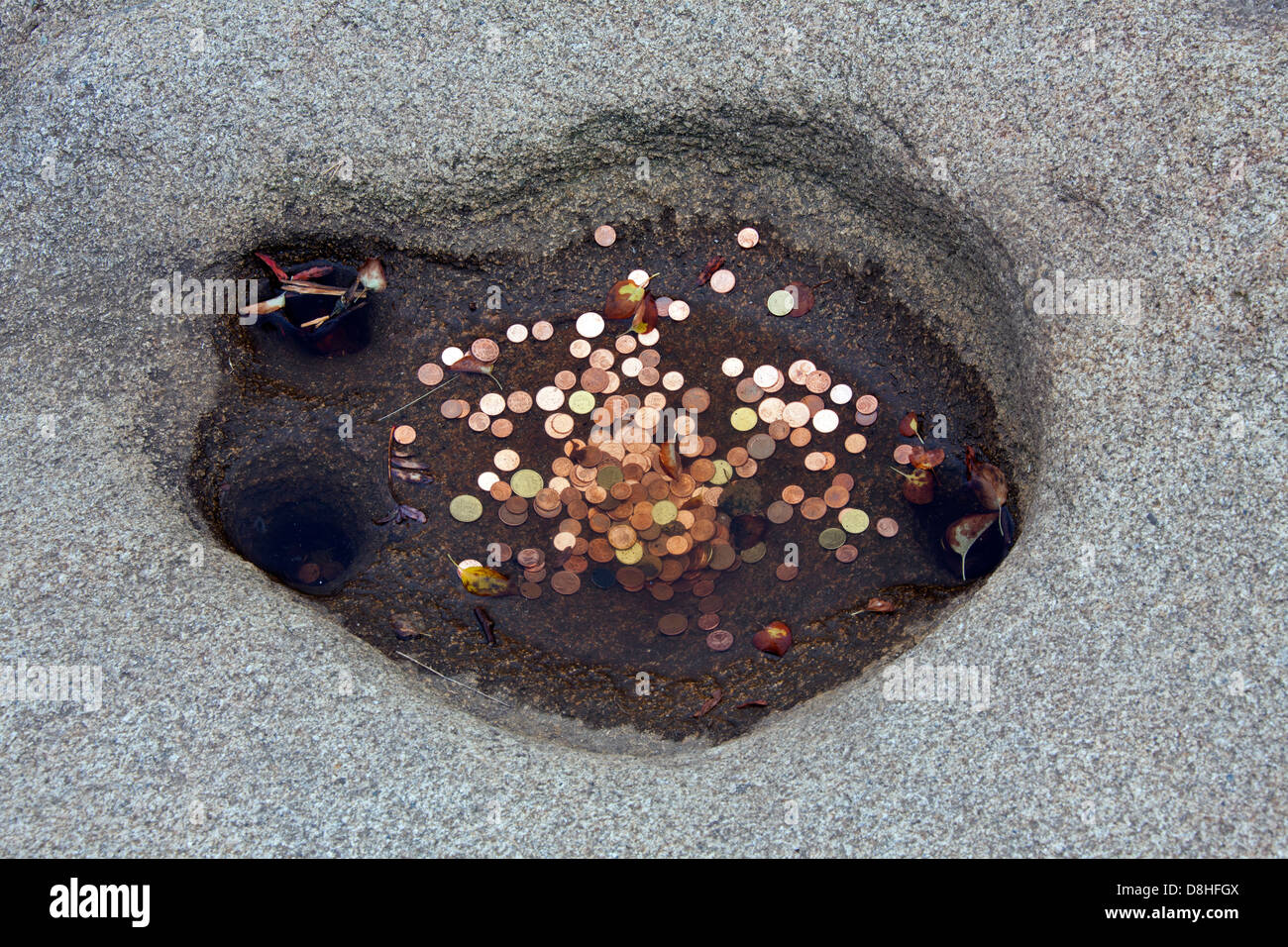 Münzen im Wasser der Roßtrappe wollen Hufeisen, Aufdruck in Fels am Rosstrappe, Harz Mountains, Thale, Sachsen-Anhalt, Deutschland Stockfoto
