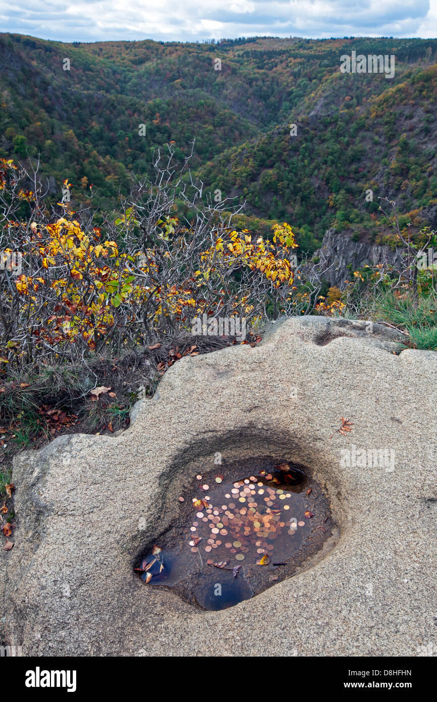 Münzen im Wasser der Roßtrappe wollen Hufeisen, Aufdruck in Fels am Rosstrappe, Harz Mountains, Thale, Sachsen-Anhalt, Deutschland Stockfoto