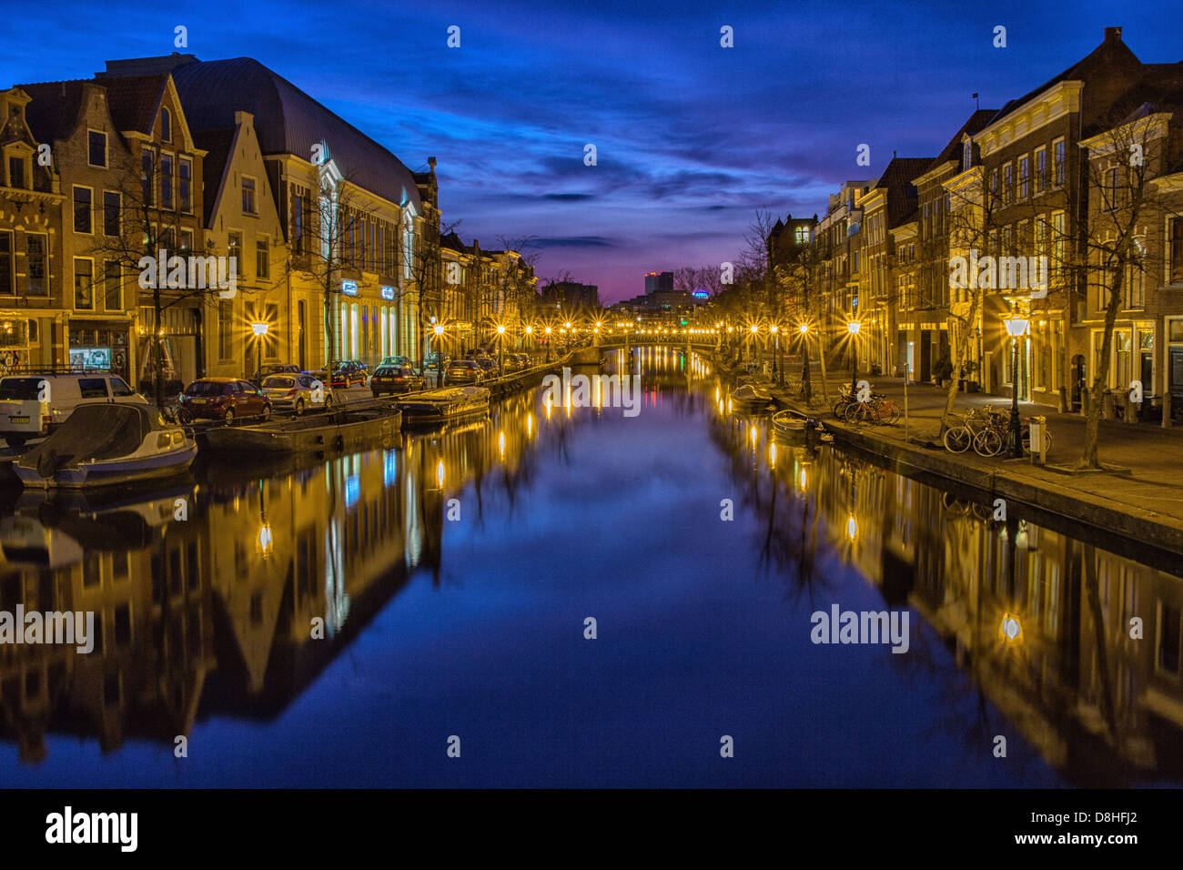 Holland leiden Stadt blaue Stunde Kanal Stockfoto