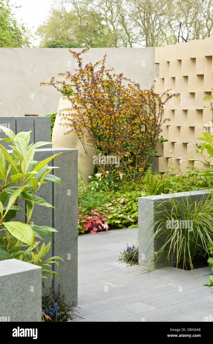 Blick auf Wände, Sitzgelegenheiten und Skulptur in der BrandAlley frischen Garten von RHS Chelsea Flower Show 2013 Stockfoto