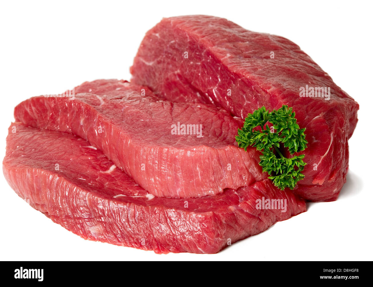 Rohstoffe, die in Scheiben geschnittenen Fleisch mit grüner Petersilie, isoliert Stockfoto