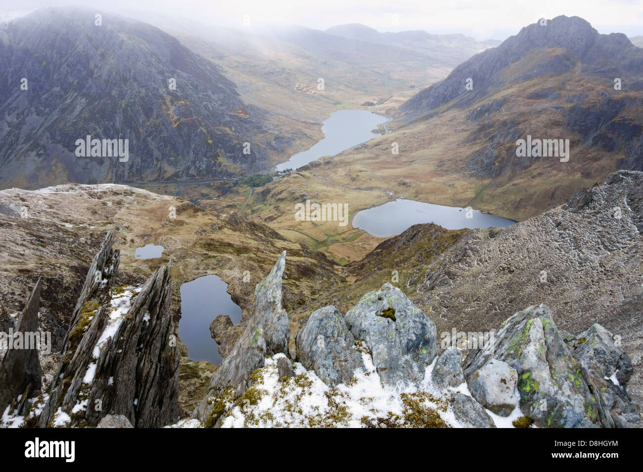 Hohen Draufsicht Ogwen Tal mit Llyn Ogwen Llyn Idwal und Llyn Clyd vom felsigen Gipfel des Berges Y Garn in Snowdonia Wales UK Stockfoto