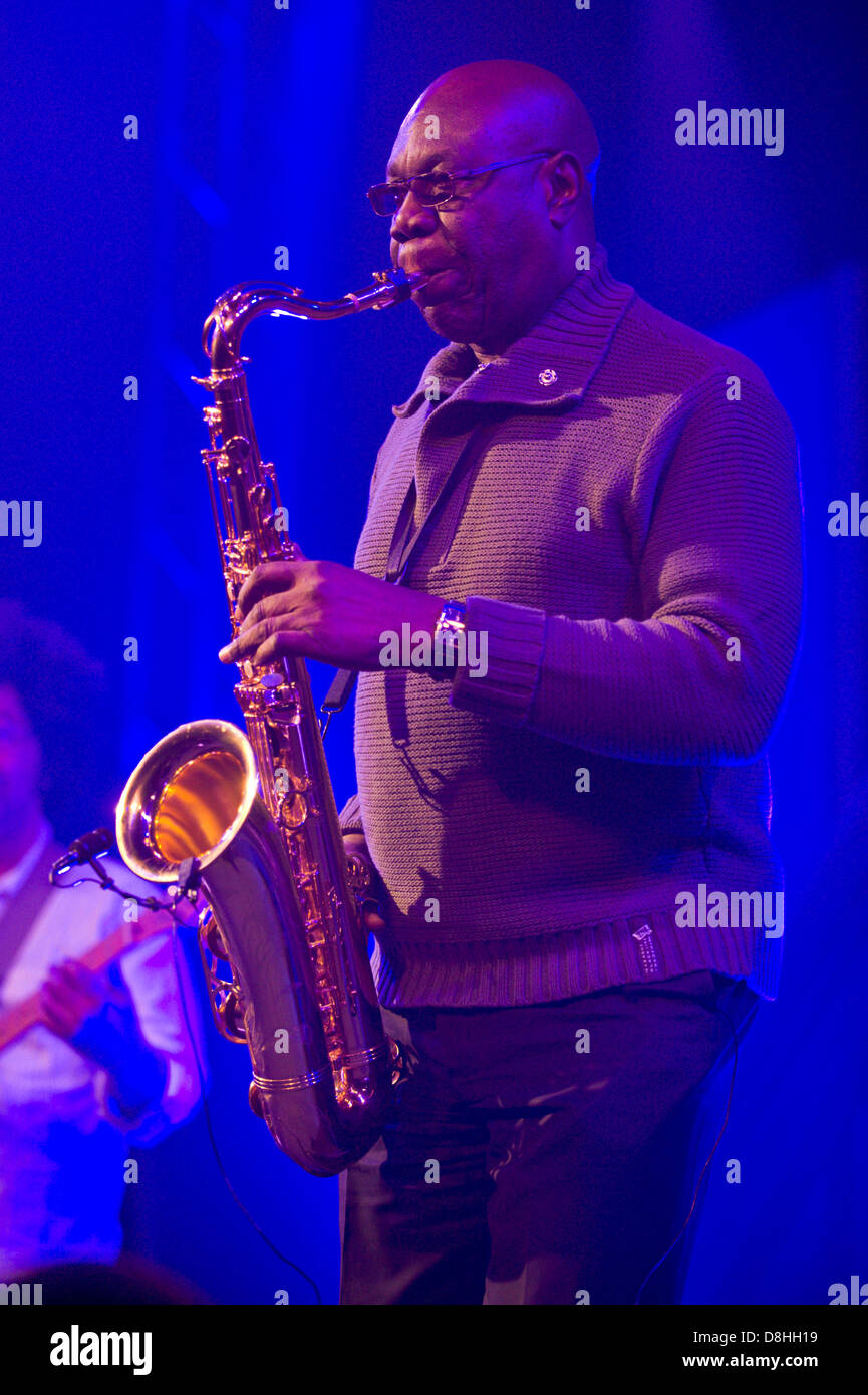 Manu Dibango Afrobeat jazz Sax Legende spielt mit seiner Band bei Hay Festival 2013 Hay on Wye Powys Wales UK Stockfoto