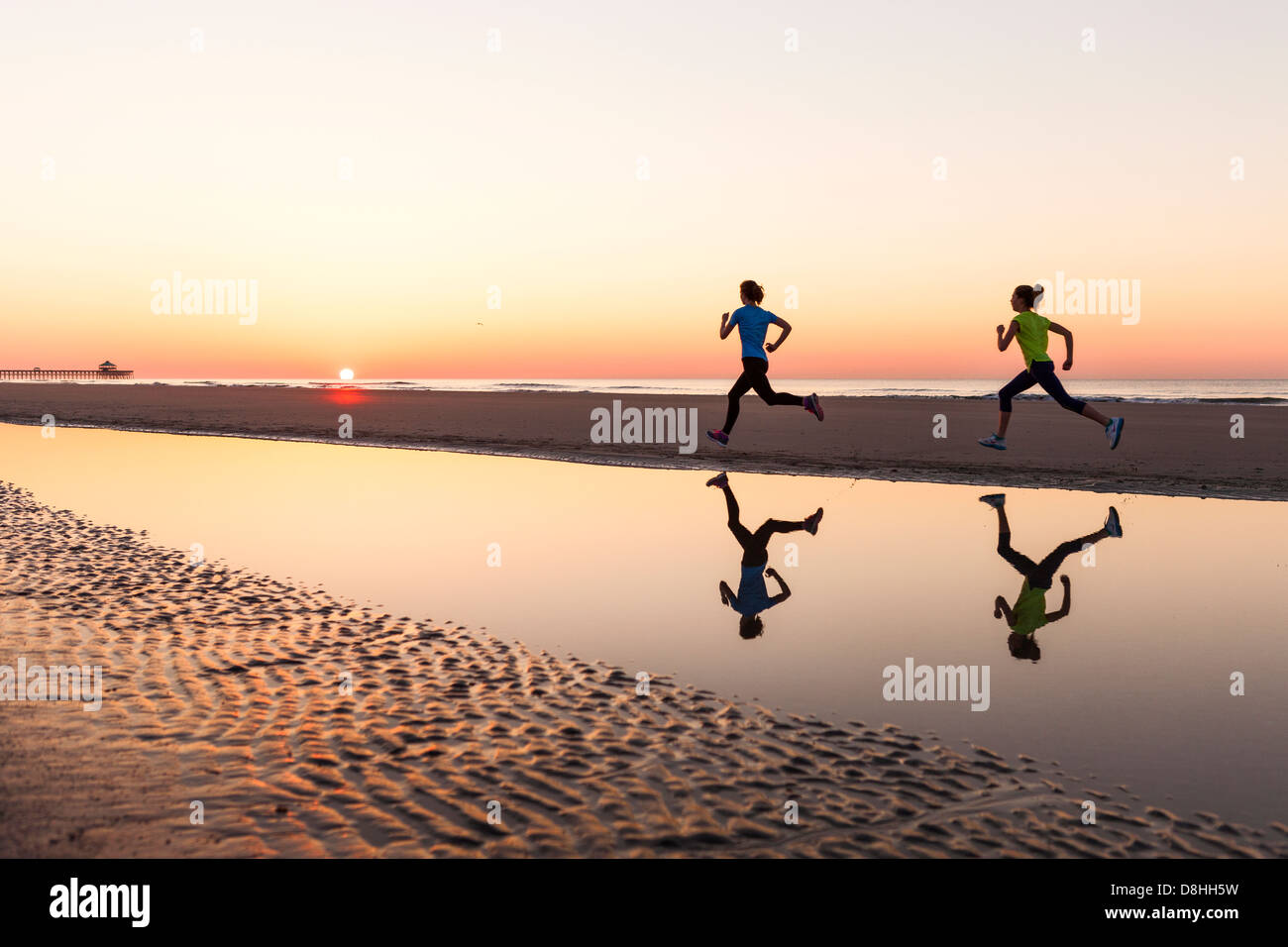 Weibliche Jogger am Strand Stockfoto