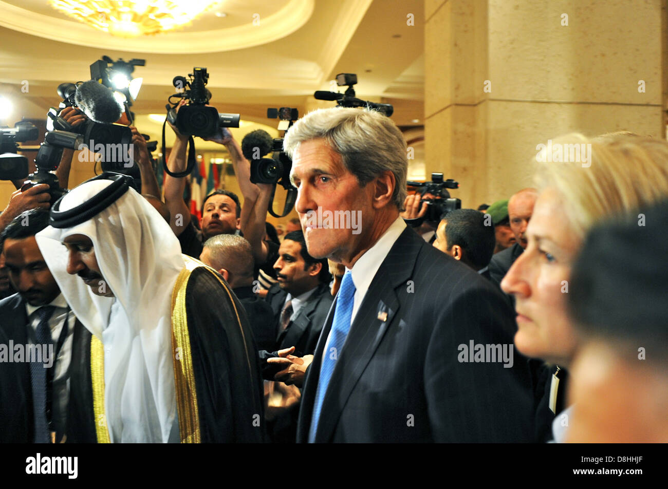 Secretary Kerry Wanderungen zwischen den Sitzungen am London elf Plenum Stockfoto