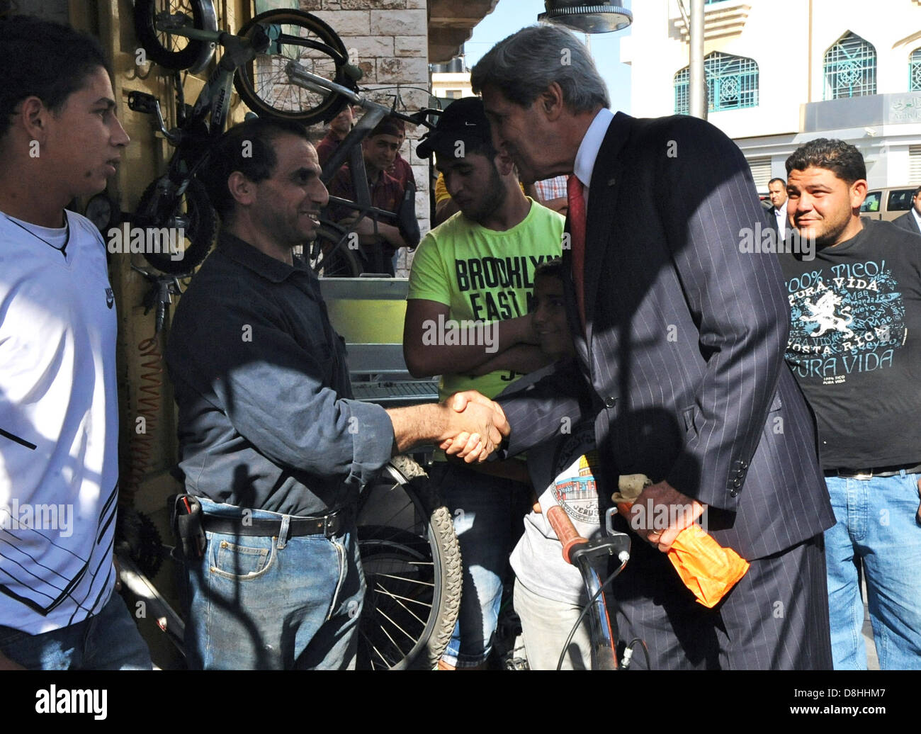 Secretary Kerry grüßt ein Ladenbesitzer in Ramallah Stockfoto