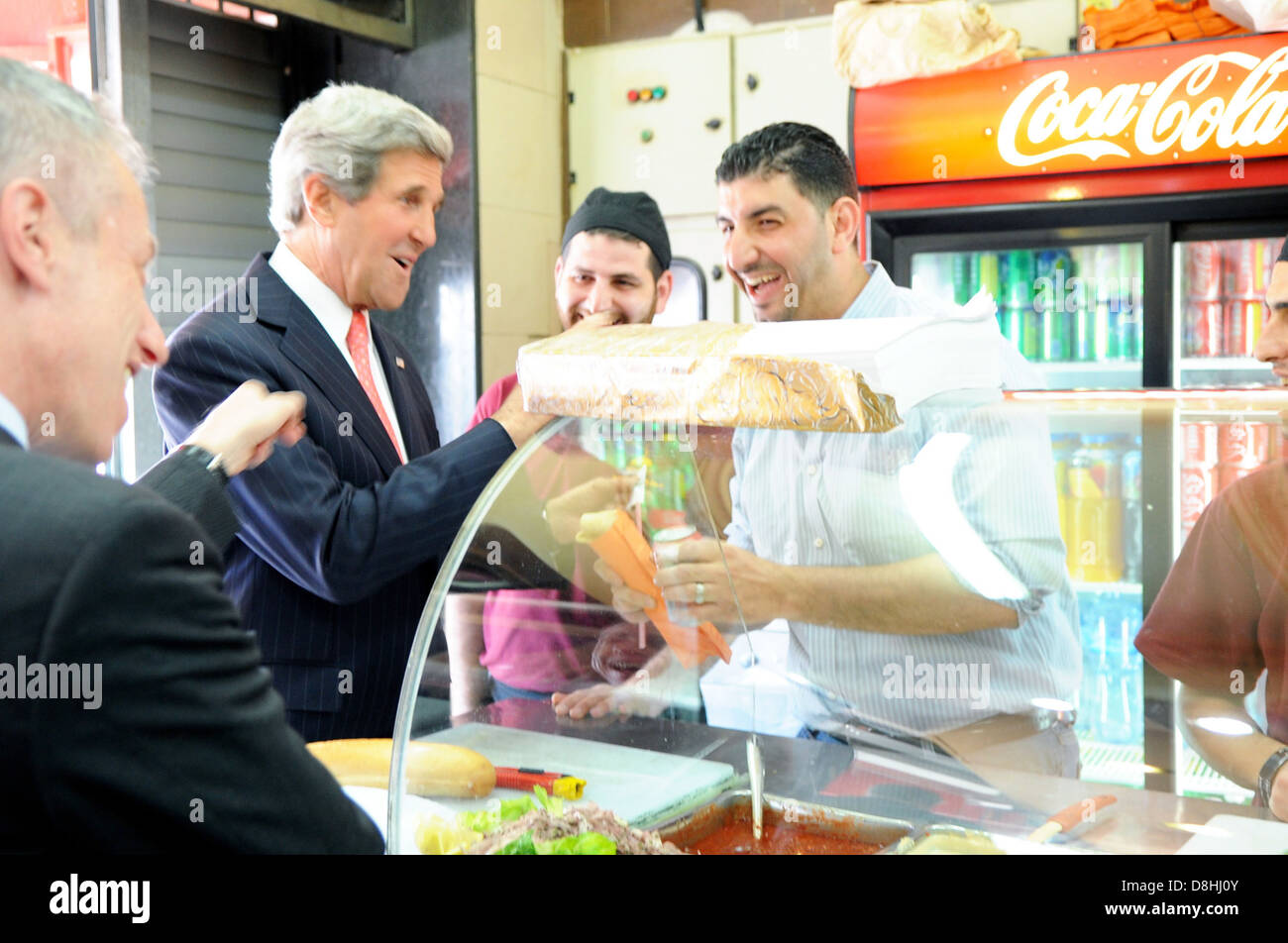 Secretary Kerry Chats mit den Mitarbeitern in einem Shop in Ramallah Stockfoto