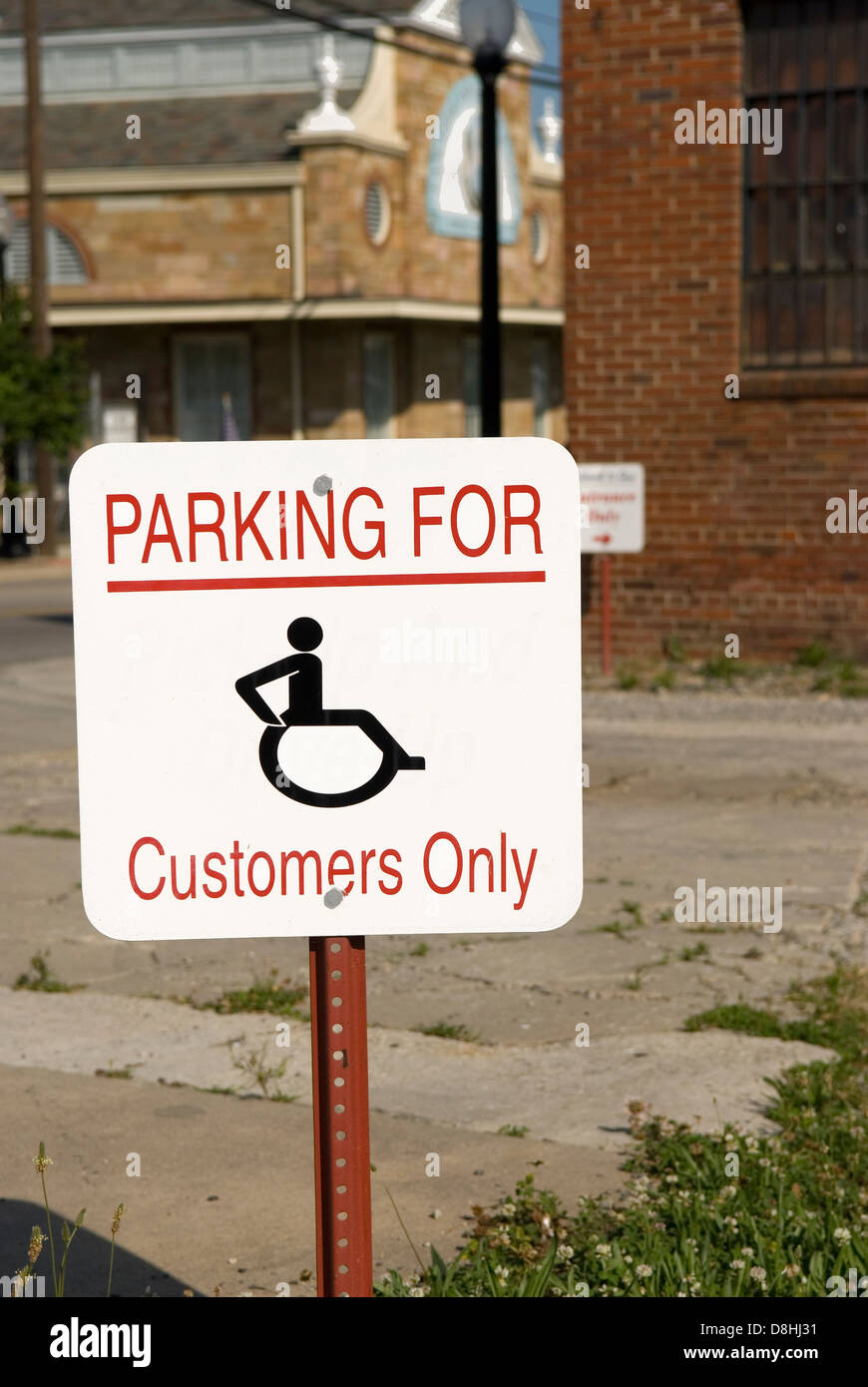 Schild „Parkplatz nur für behinderte Kunden“, USA. Stockfoto