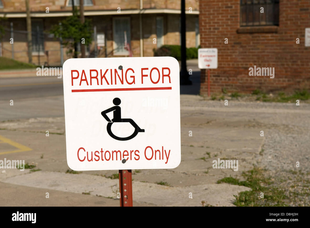 Schild „Parkplatz nur für behinderte Kunden“, USA. Stockfoto