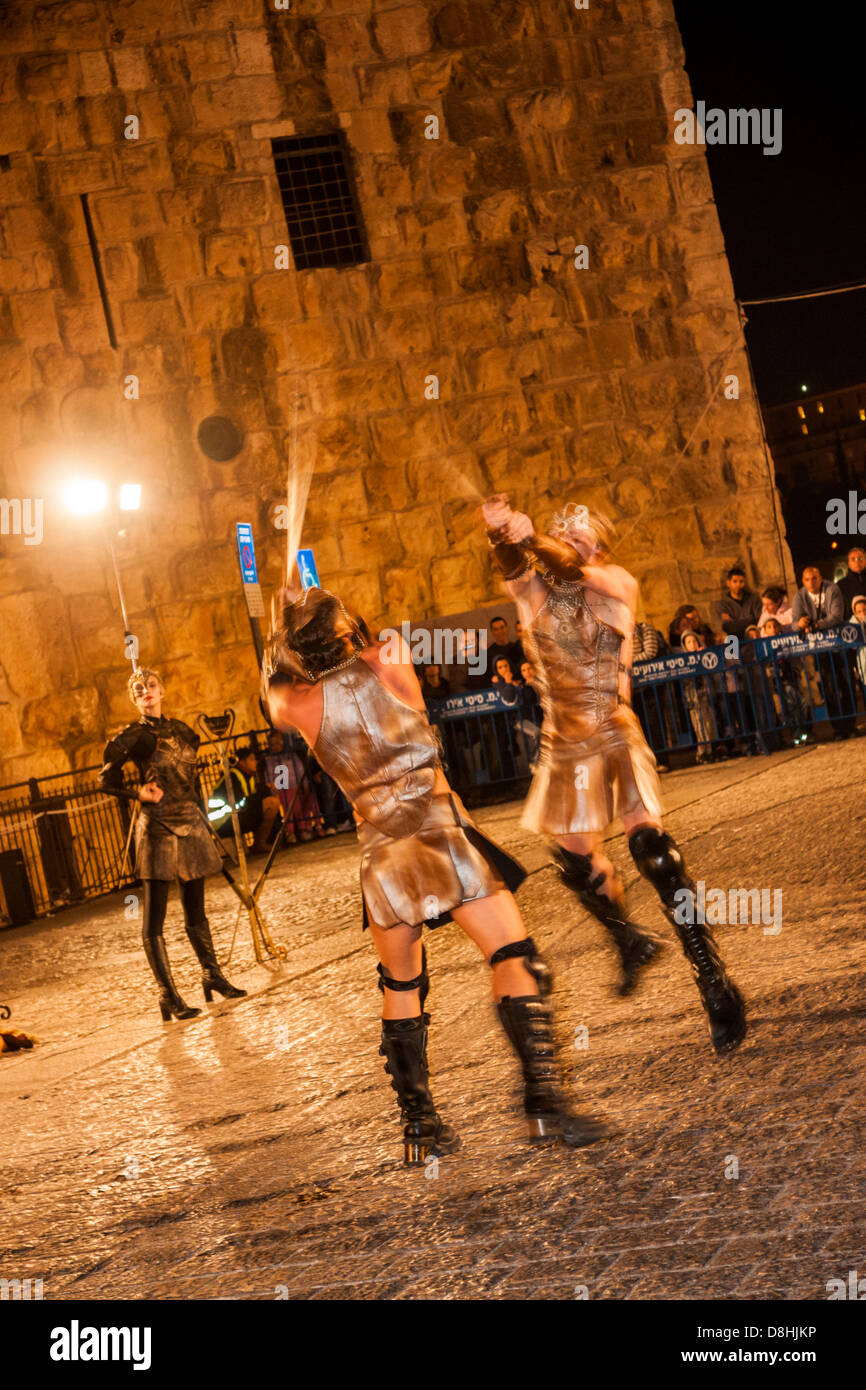 Jerusalem, Israel. Schauspieler führen eine mittelalterliche Schlacht während der 2012 Festival der Ritter in der Altstadt Stockfoto