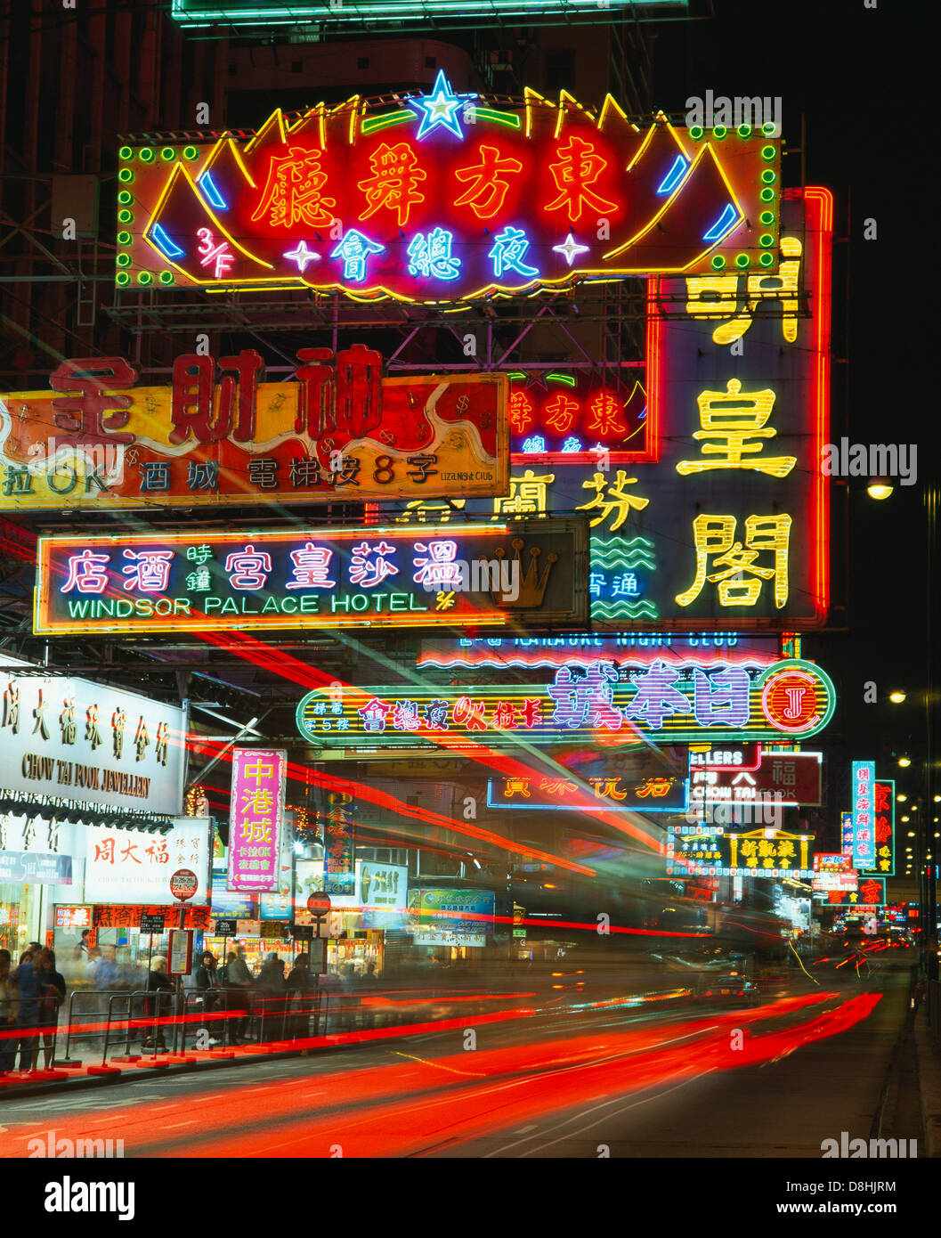 Straßenbild und Neonlichter von Hong Kong, China Stockfoto