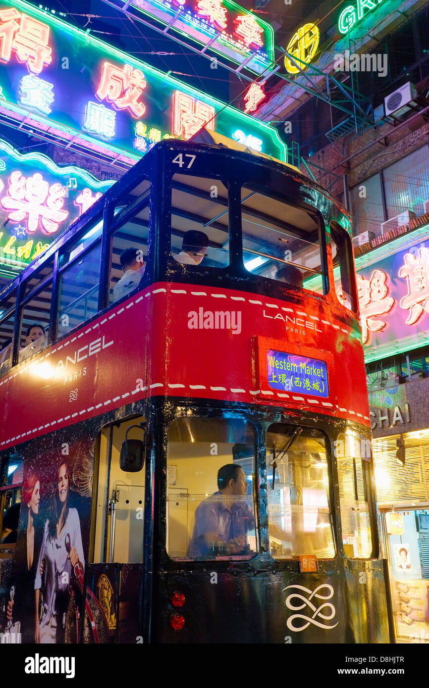 China, Hongkong, Wan Chai, Hong Kong Island gefärbt hell Straßenbahn zwischen Central und Wan Chai Stockfoto