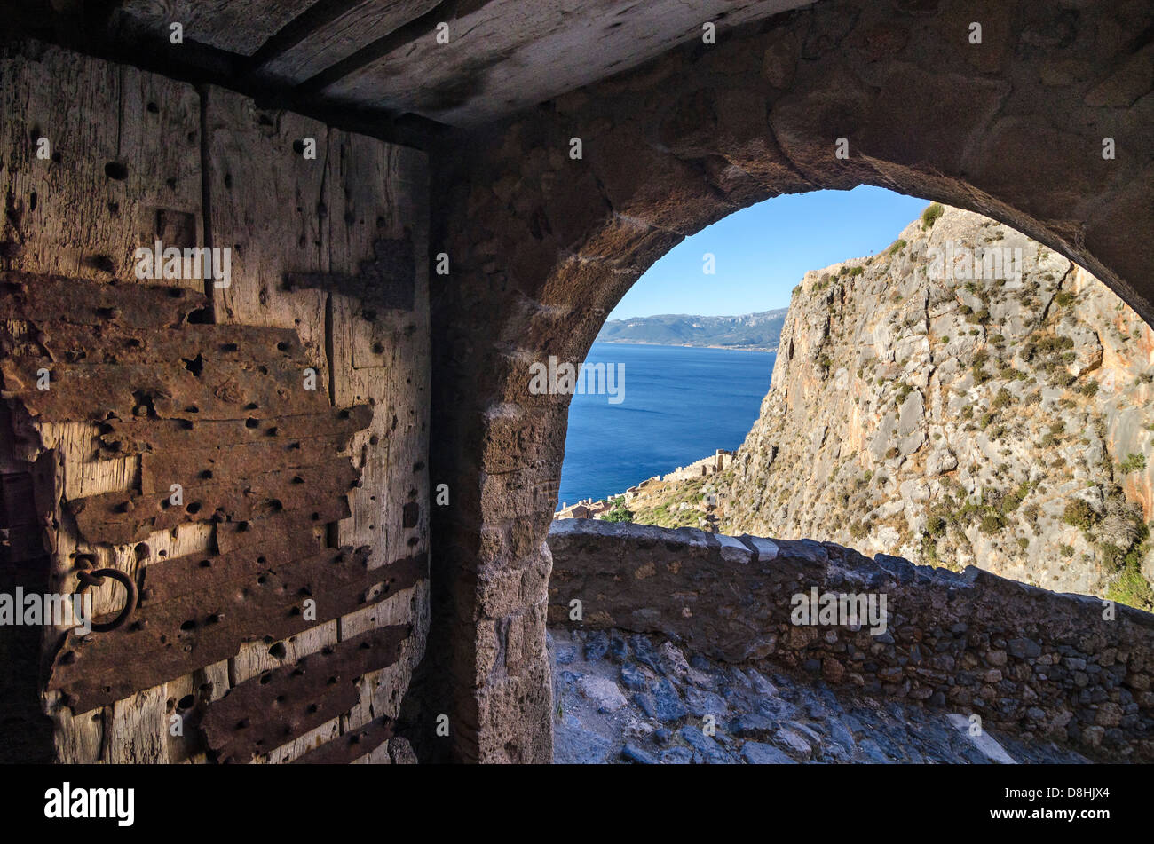 Der Tunneleingang und alte Tür zur Zitadelle oberhalb der alten byzantinischen von Monemvasia in Lakonien, Peloponnes, Griechenland. Stockfoto