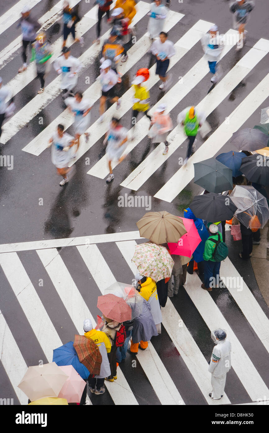 Asien, Japan, Honshu, Tokio, Ginza, Sukiyabashi Kreuzung, erhöhten Blick auf Läufer konkurrieren in der Tokio-Marathon 2007 Stockfoto