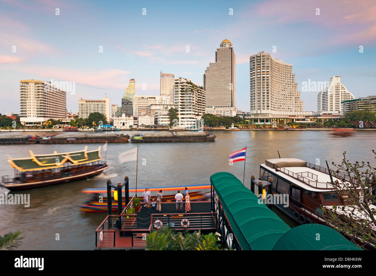 Chao Phraya River und die moderne Skyline Bangkoks, Bezirk Bangrak, Bangkok, Thailand, Südostasien Stockfoto
