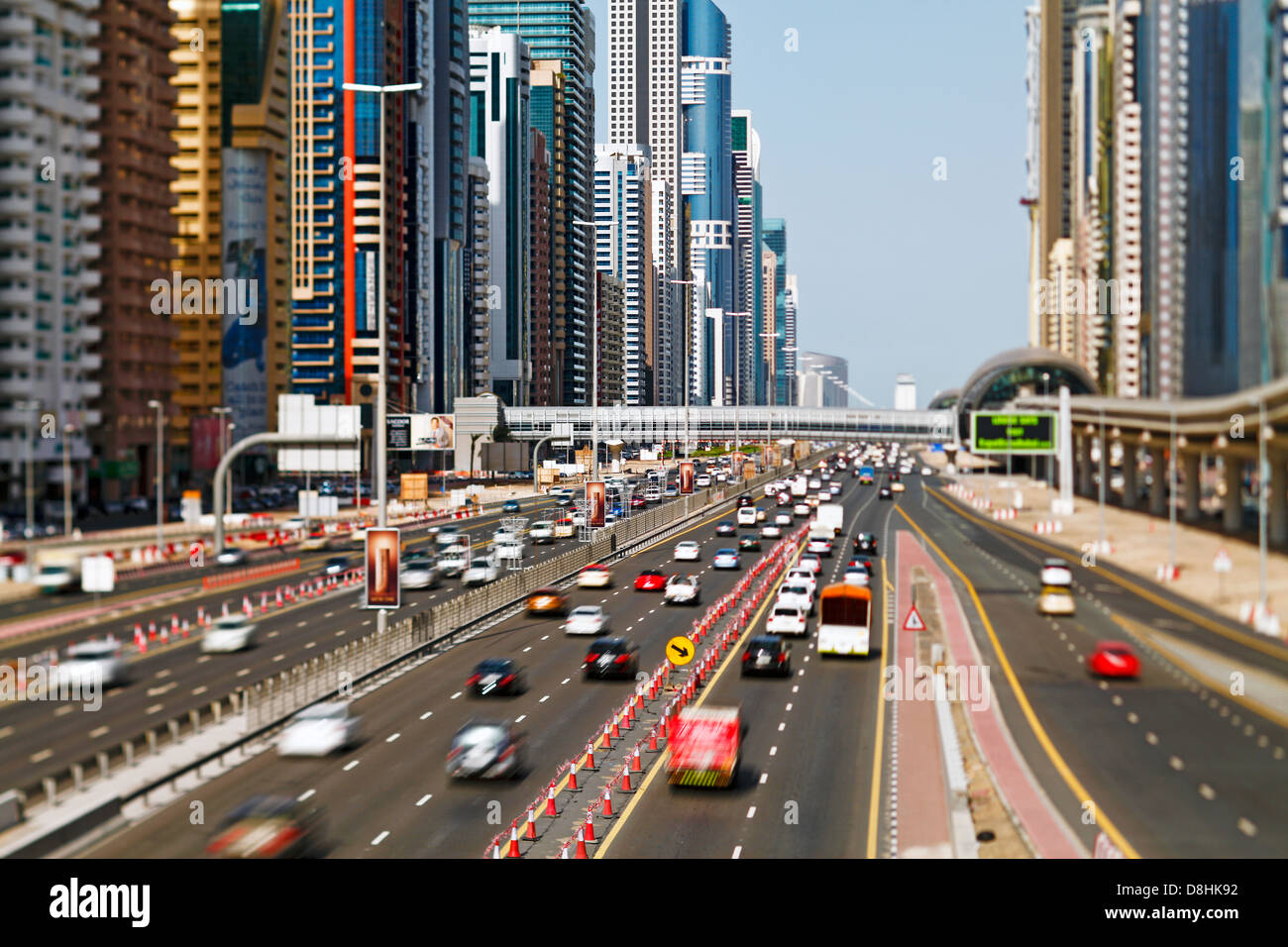 Vereinigte Arabische Emirate, Dubai, Sheikh Zayed Road, Verkehr und neue Hochhäuser entlang Dubais Hauptstraße Stockfoto