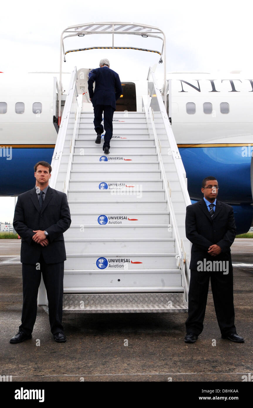 Secretary Kerry klettert die Treppe des Flugzeuges Stockfoto