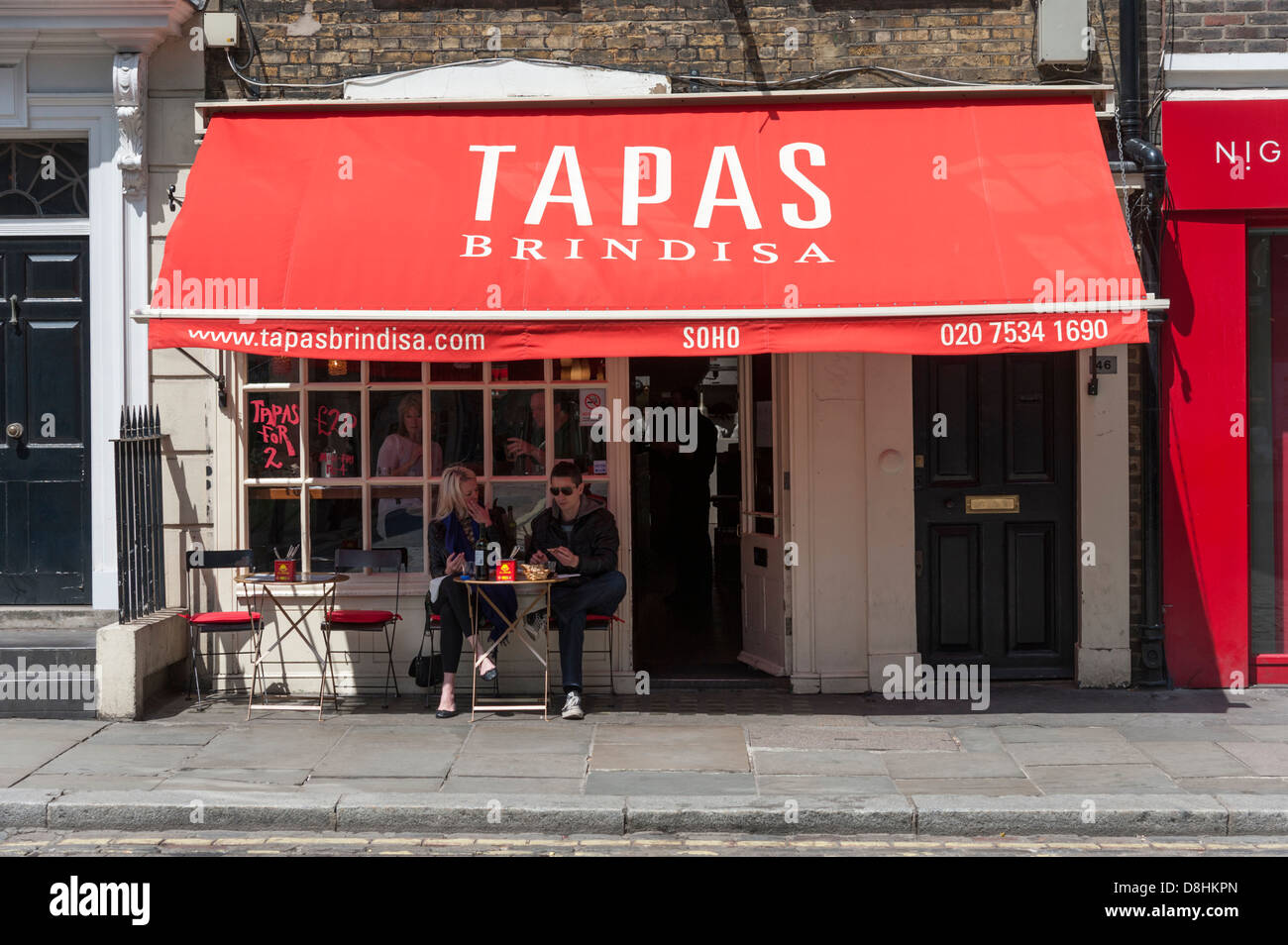 Tapas Brindisa Restaurant 46 Broadwick Street London mit ein paar draußen sitzen an einem Tisch unter rote Markise Stockfoto