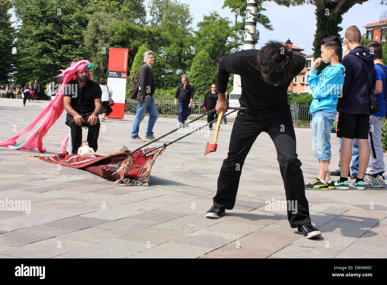 55. internationale Kunst Ausstellung La Biennale di Venezia, 2013, Italien - Street Performance vor dem Haupteingang. Stockfoto