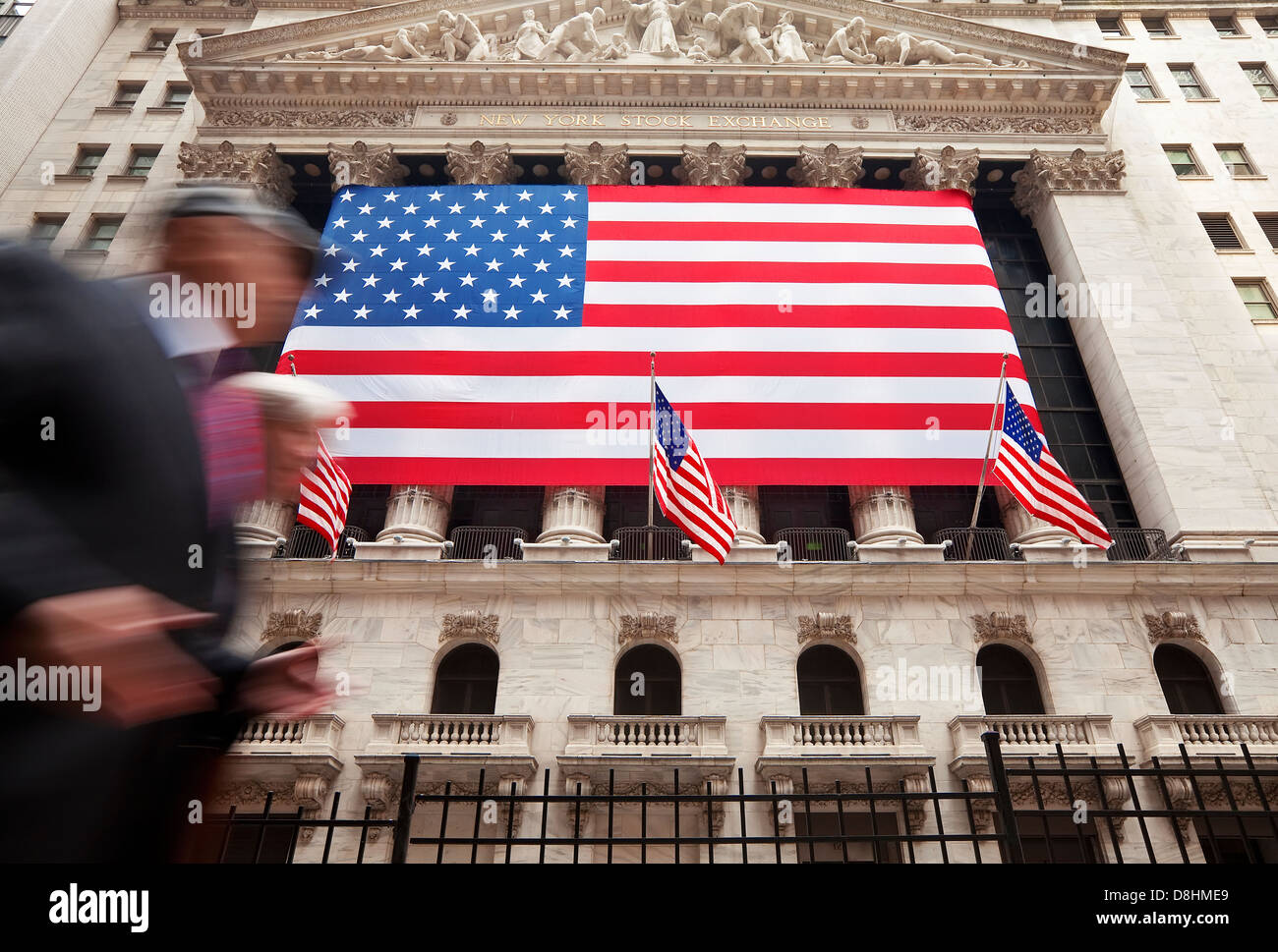 Manhattan, Downtown Financial District - Wall Street und die US-Flagge hängen außerhalb der New Yorker Börse Stockfoto
