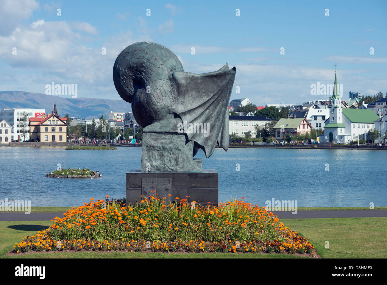Island, Reykjavik, Lake Tjörnin Statue von Einar Jonsson Stockfoto
