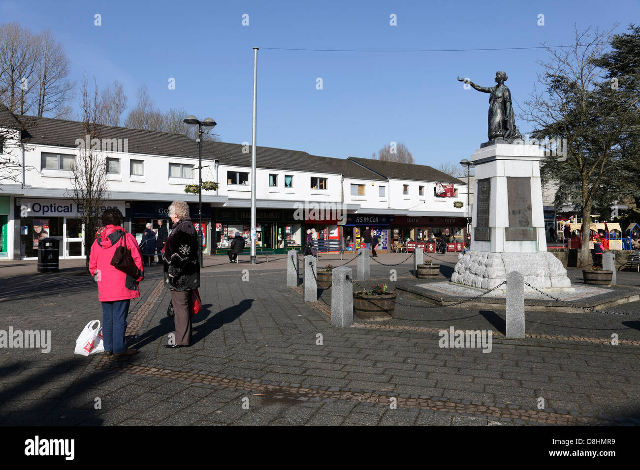 Das Kriegerdenkmal im Stadtzentrum von Milngavie zu Beginn des West Highland Way, East Dunbartonshire, Schottland, Großbritannien Stockfoto