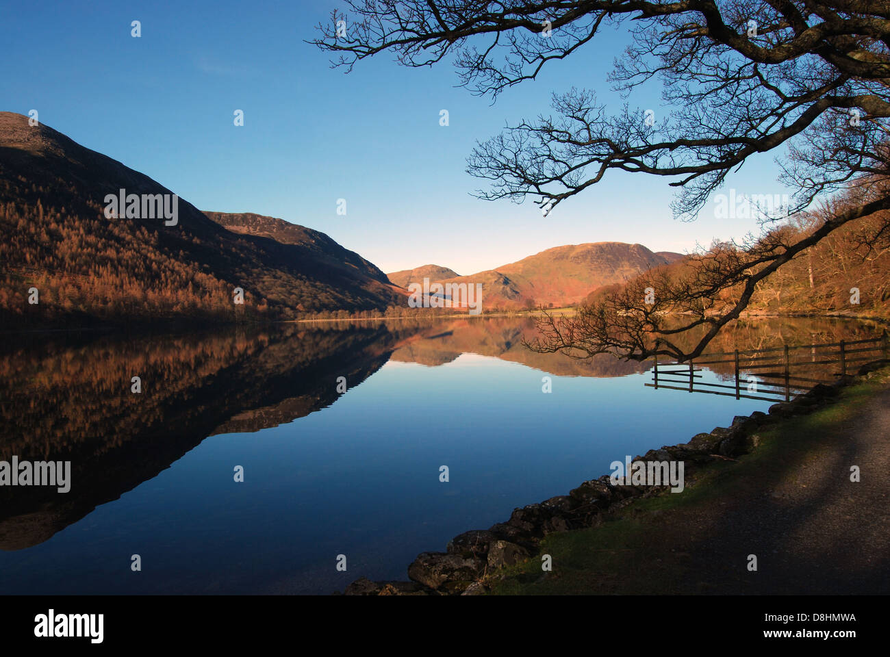 Am frühen Morgen Reflexionen in Buttermere, Lake District, Cumbria.  VEREINIGTES KÖNIGREICH. Stockfoto