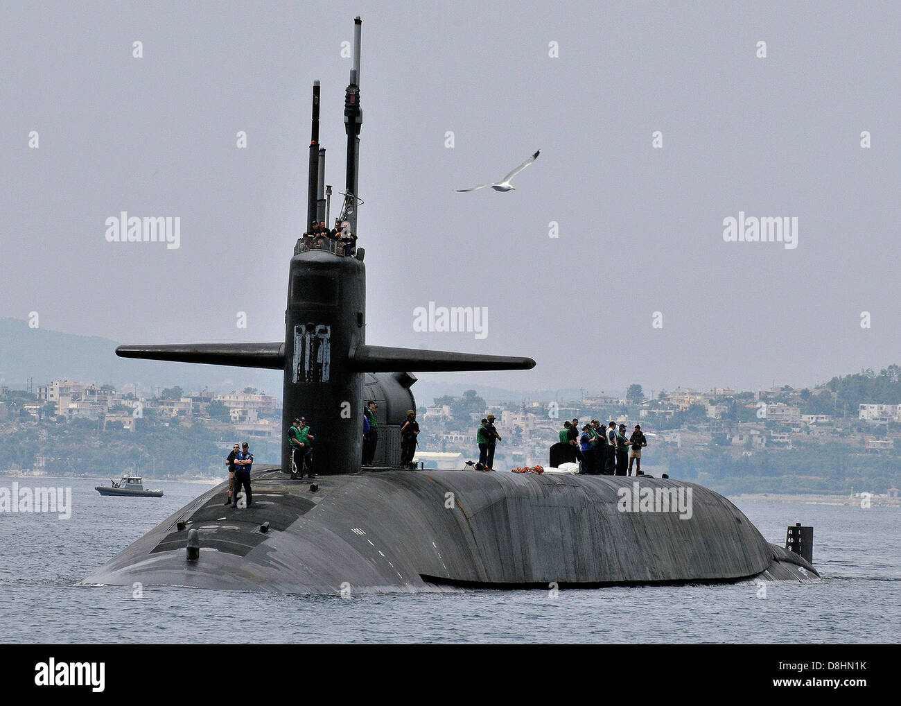 USS Georgia kommt in der Bucht von Souda. Stockfoto