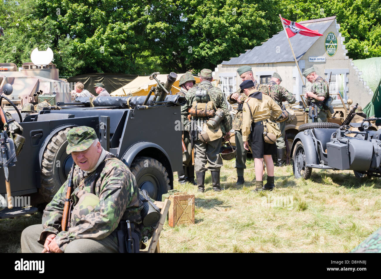 Overlord, d-Day-Re-Enactment Denmead 2013. Deutsche Soldaten, Entspannung, herumstehen und sprechen. Stockfoto